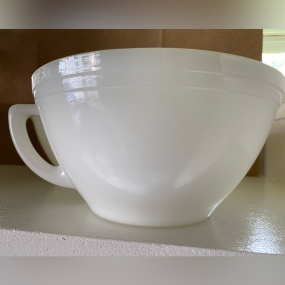 Set of 2 Federal milkglass pour spout mixing bowls 6 c. - Picture 6 of 7